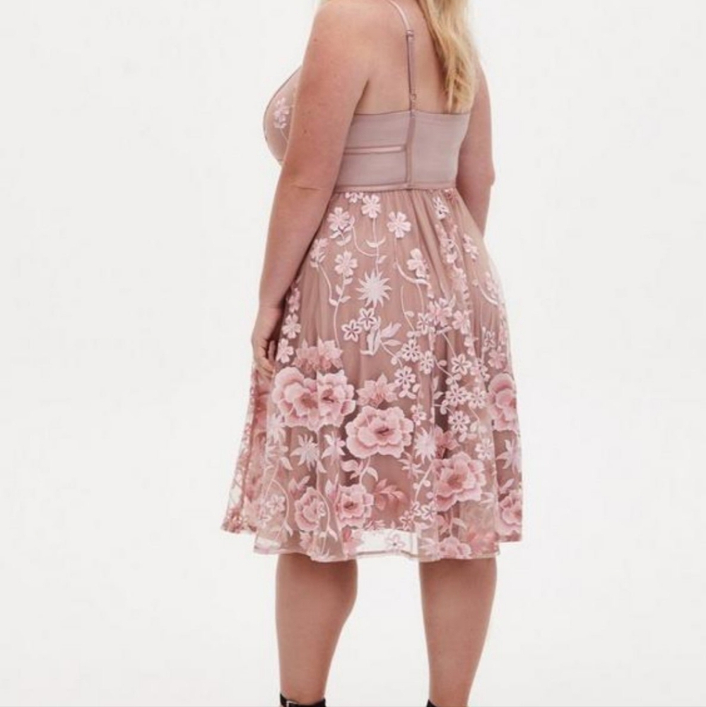 TORRID Taupe & Pink Embroidered Special Occasion Dress 👗 Size 20